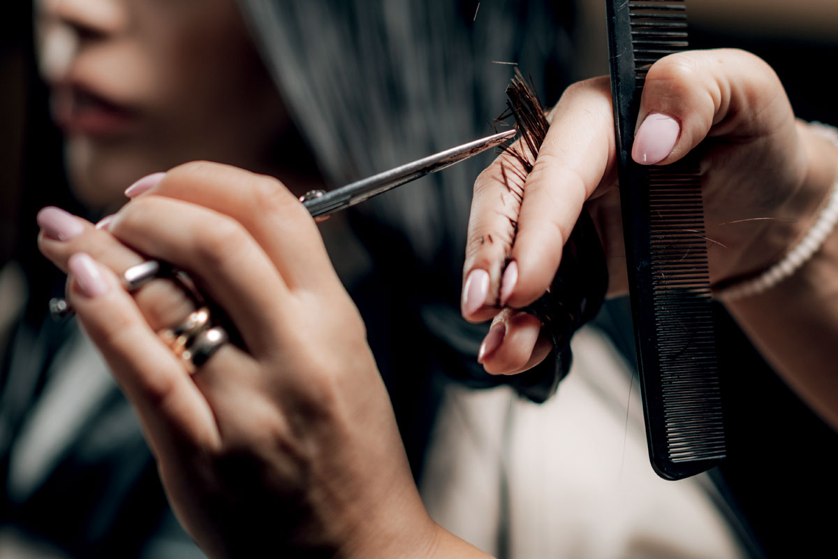 Team di parrucchieri e barber all’opera in un salone professionale